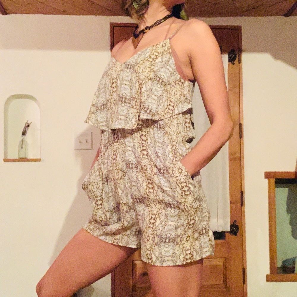 Skies Are Blue: Super Cute Romper w/ Pockets!